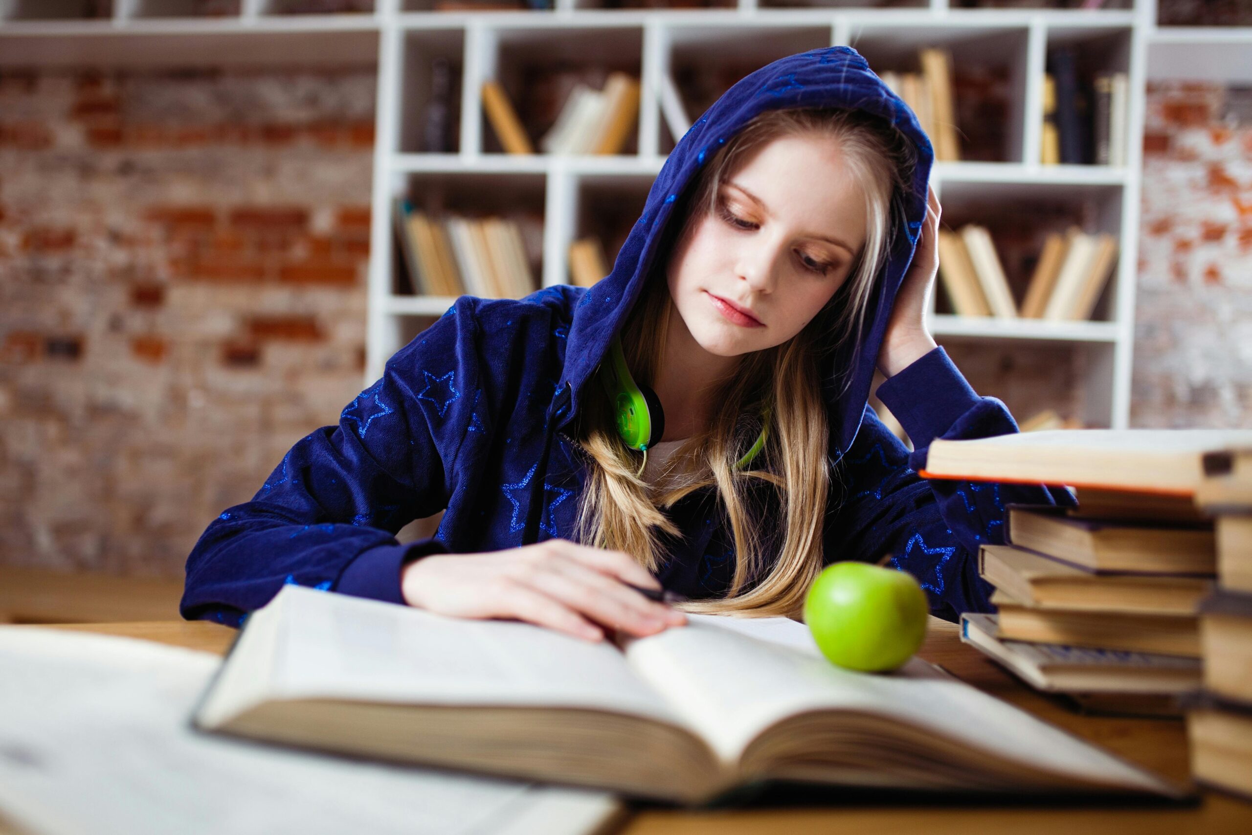 studying a girl to become a holistic nutritionist